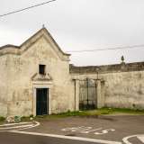 Adiacente alla recinzione della masseria balza subio all�occhio la piccola chiesa intitolata alla �Madonna della Vela�, edificata a fine 800 dai primi proprietari della struttura, i Di Venere